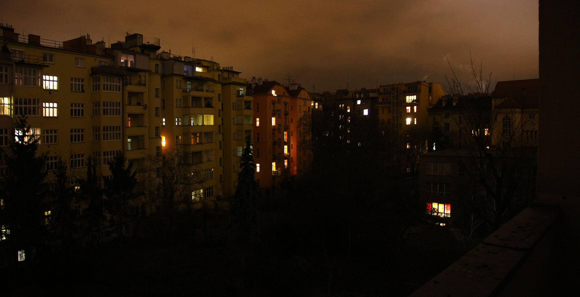 Romantické duše se při pohledu na světla ve vnitrobloku nemůžou nezasnít. Každé světélko je jeden byt, pár lidských osudů… Romantické duše se při pohledu na světla ve vnitrobloku nemůžou nezasnít. Každé světélko je jeden byt, pár lidských osudů…