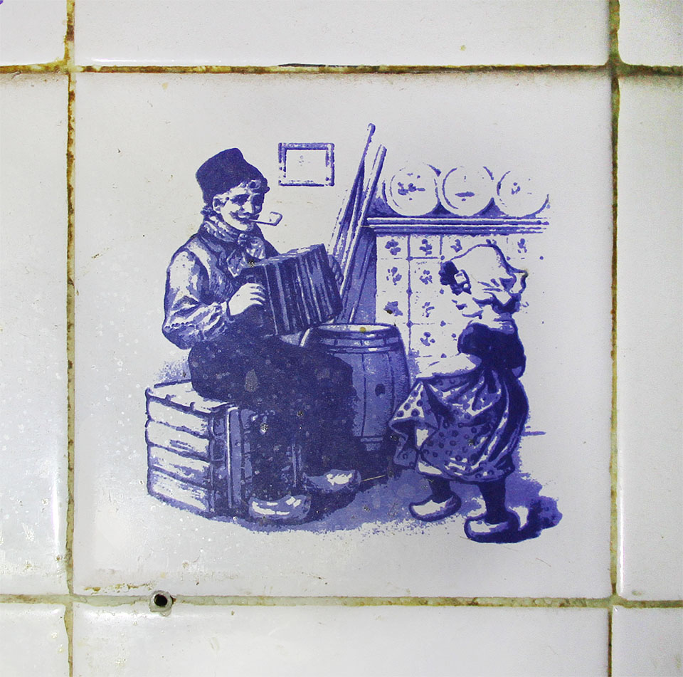 Při pohledu na některé pozdější stavební úpravy, nátěry a obklady se může člověka zmocnit třeba i hrůza. Při pohledu na některé pozdější stavební úpravy, nátěry a obklady se může člověka zmocnit třeba i hrůza.