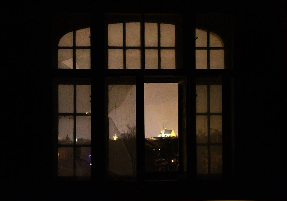 Ve čtvrtém patře začíná být výhled z kopce na město docela zajímavý. Ve čtvrtém patře začíná být výhled z kopce na město docela zajímavý.