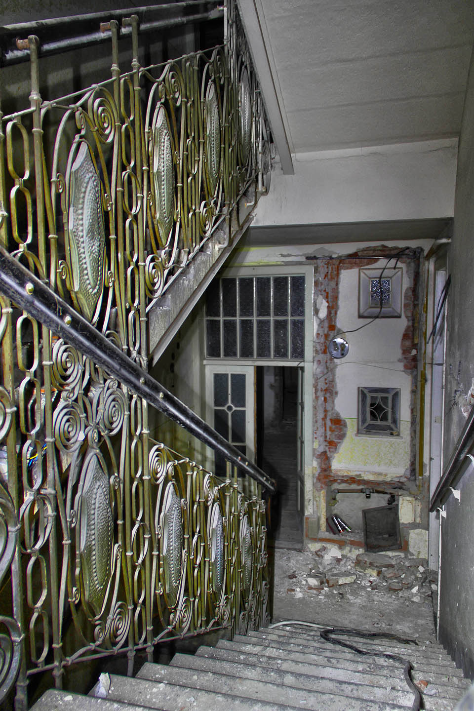 Neotřelé zábradlí hlavního schodiště se jednoznačně hlásí k secesi. Je asi stylově nejzajímavější součástí interiéru domu. Neotřelé zábradlí hlavního schodiště se jednoznačně hlásí k secesi. Je asi stylově nejzajímavější součástí interiéru domu.