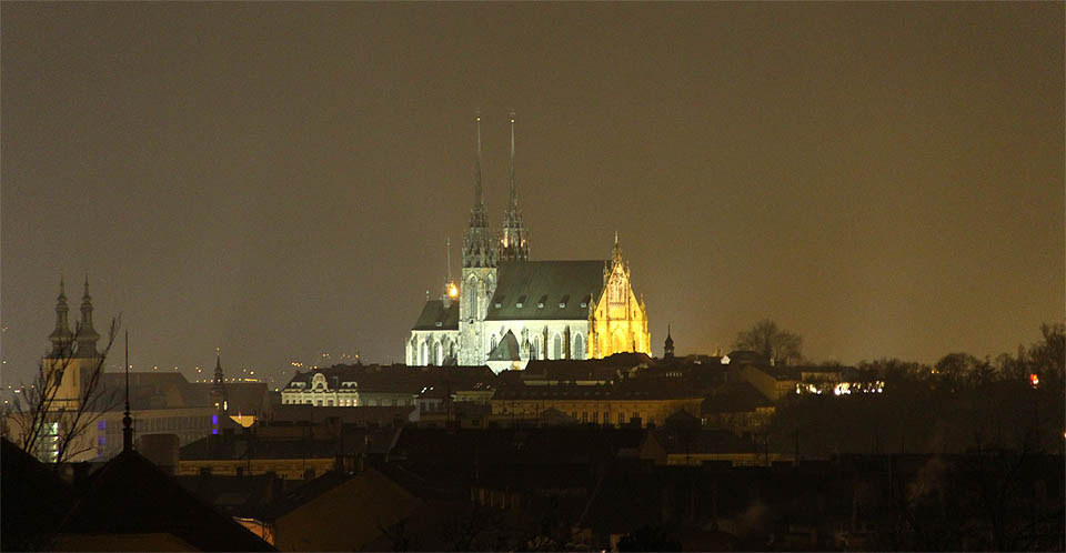 Dům byl dostavěn v roce 1909 a ve stejném roce byly dokončeny také věže chrámu sv. Petra a Pavla. Pohled na ně je z nejvyššího poschodí stále stejně povznášející. Dům byl dostavěn v roce 1909 a ve stejném roce byly dokončeny také věže chrámu sv. Petra a Pavla. Pohled na ně je z nejvyššího poschodí stále stejně povznášející.