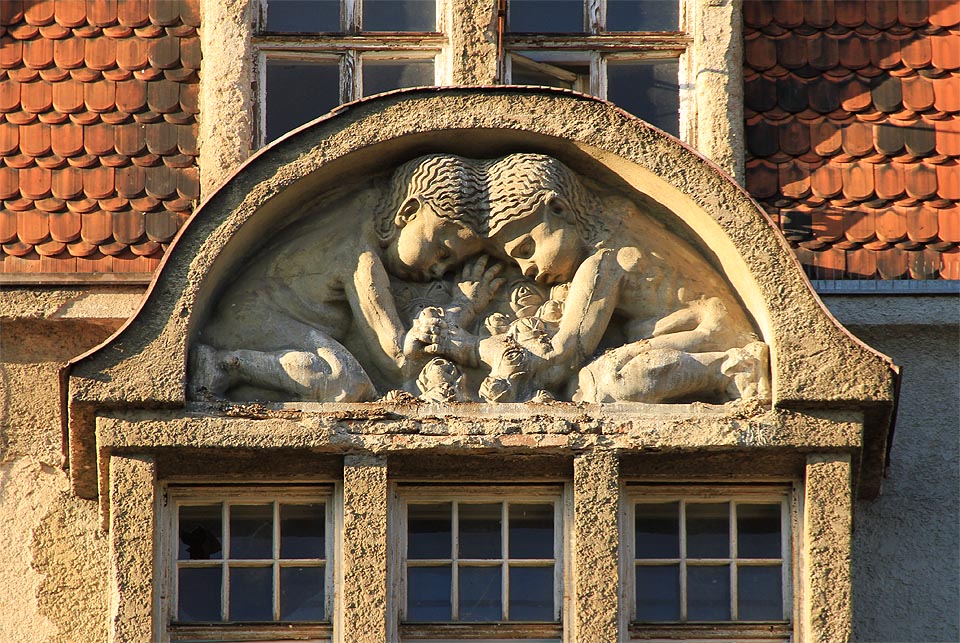 Plastika blíženců hrajících si s květy růží (nebo snad se chmelovými šišticemi?). Plastika blíženců hrajících si s květy růží (nebo snad se chmelovými šišticemi?).