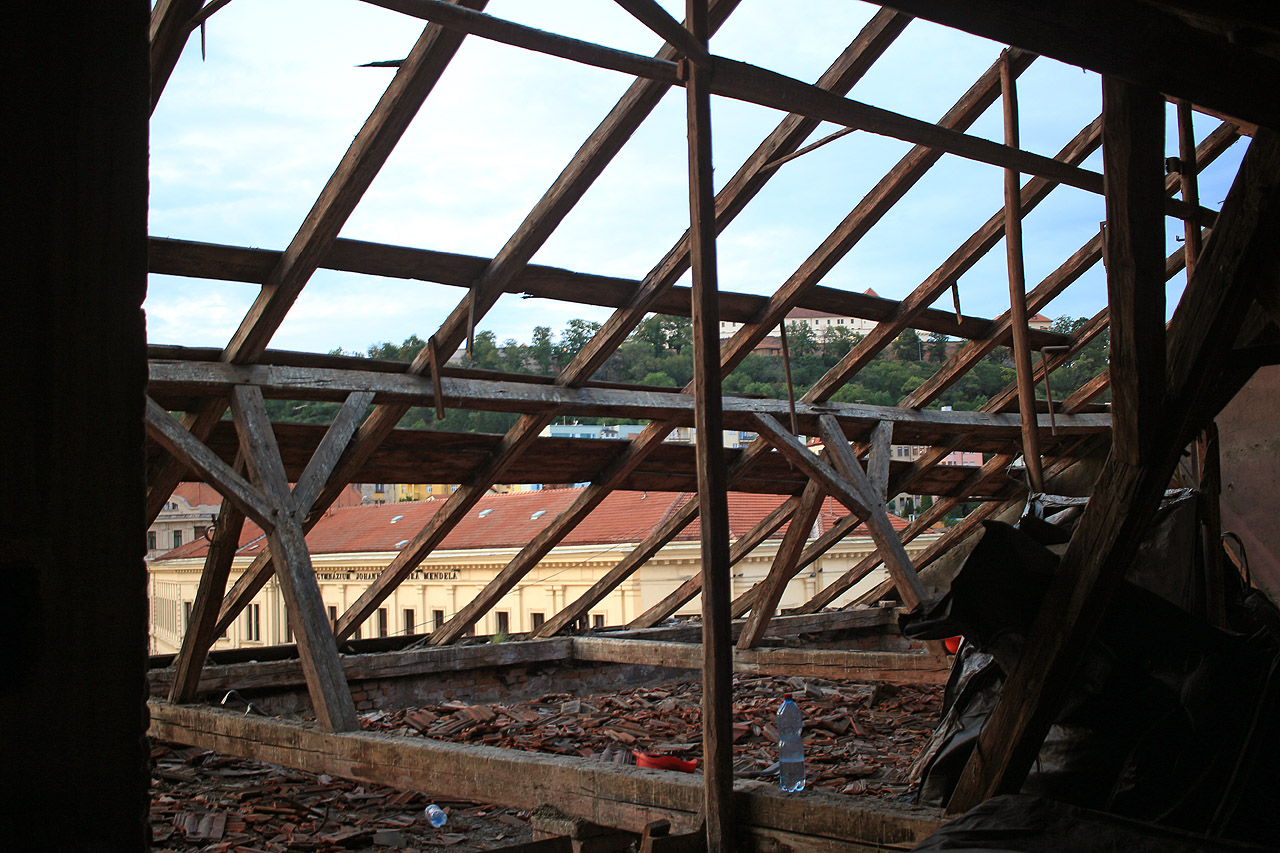 Tyhle trámy jsou necelých 200 let staré. A bezesporu by sloužily i nadále, kdyby nedošlo na rekonstrukci domu.