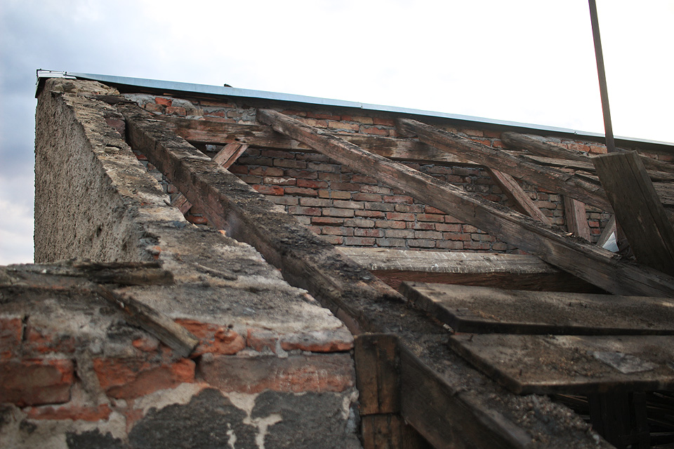 Zákoutí půd a starých střech jsou zvláštními oázami uprostřed ruchu velkoměsta. Ačkoliv jen o pár metrů níže klokotá bujarý život, tady se věci nehýbou desítky i stovky let. Takových zákoutí, kde se může skrývat téměř cokoliv, má Brno pořád ještě dost.
