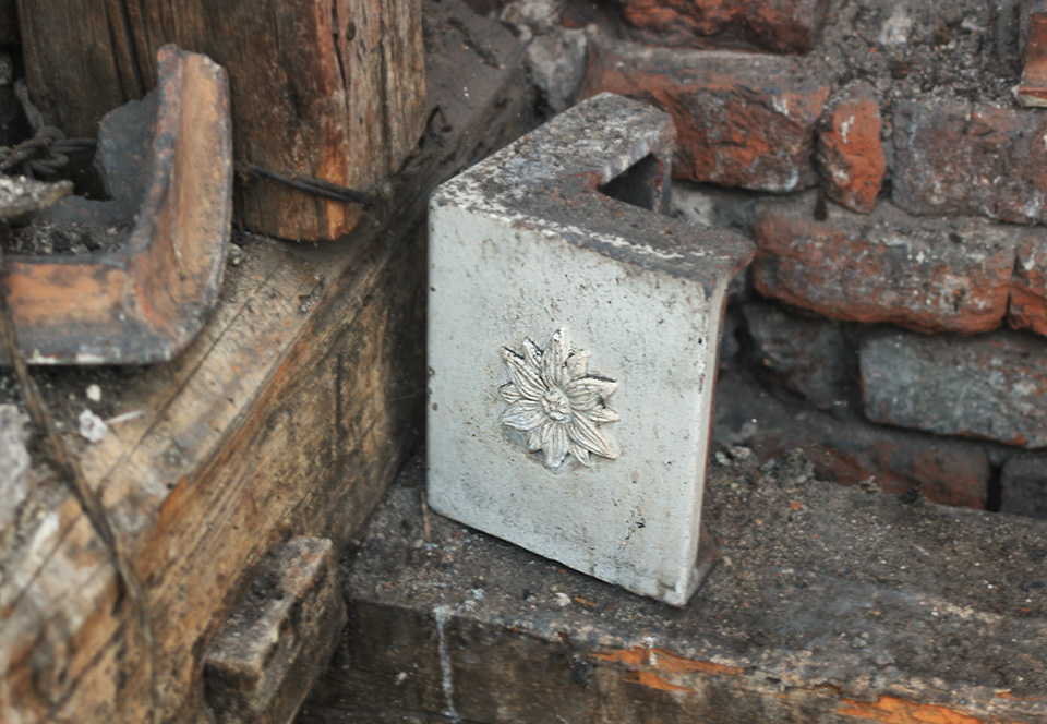 Rohová kamnová kachle - už se asi nikdy nedozvíme, kde a koho hřála, než se odebrala na půdu do zapomnění a nakonec - dnes - na smetiště dějin.