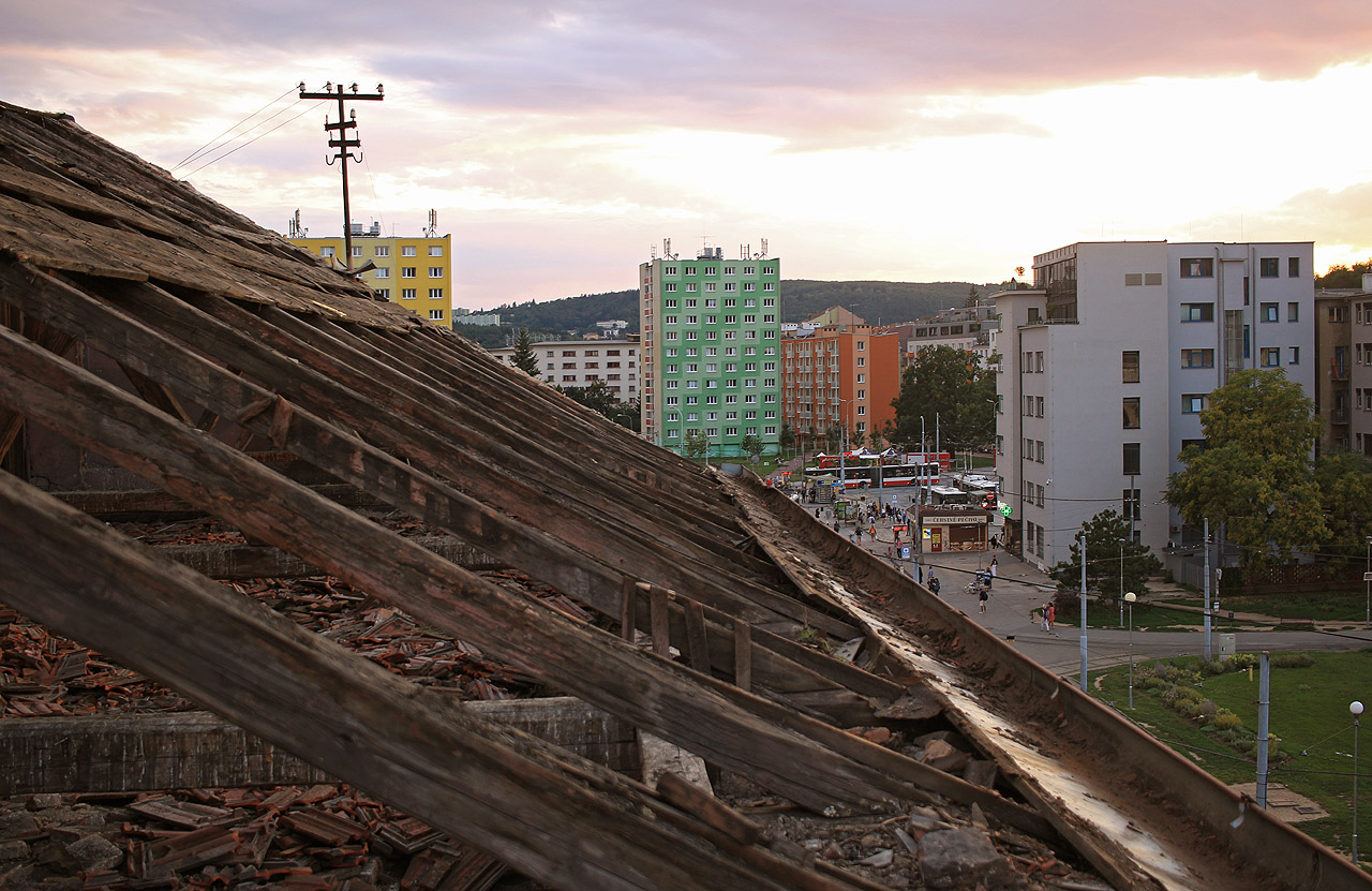 Pohled na Mendlovo náměstí ověnčené paneláky, jež představují jednu z největších tragedií brněnského urbanizmu. Z malebného náměstí, kterým protékal romantický <a href="/Tema/Svratecký náhon">náhon</a> se díky nim stal rozervaný okraj nevzhledného sídliště.