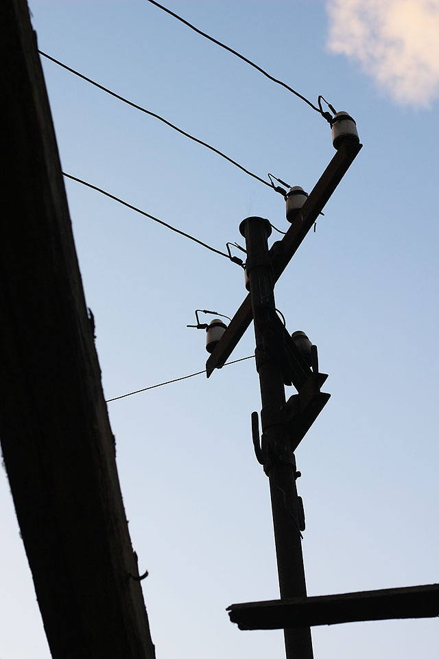 Pozůstatky z dob, kdy se elektřina ve městech vedla nad zemí neizolovanými dráty.