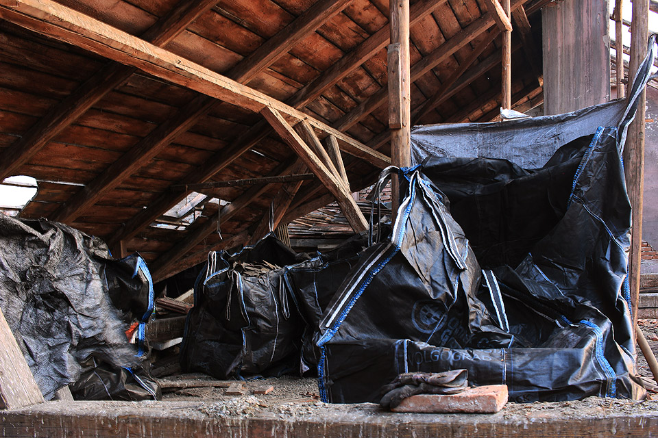 Na veškerou střešní krytinu je jich zapotřebí poměrně hodně. Navíc dům stojí při kraji rušné komunikace, a tak nesmí spadnout dolů ani taška.