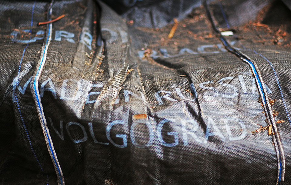 Pozorovatele mohou překvapit anglické nápisy na vacích upomínající na jejich původ v ruském Volgogradu. Nebo možná na původ zboží, které ve vacích z <a href="/Tema/Rusko">Ruska</a> původně přijelo?