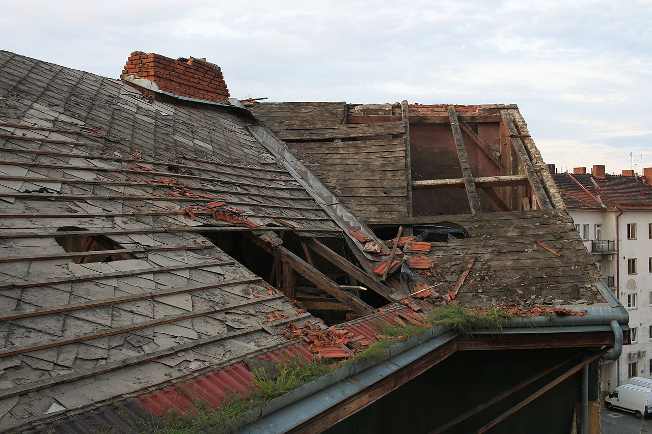 Na konci 20. století byla zajímavým způsobem opravena střecha domu. Přes eternitovou krytinu, zchátralou v průběhu pozdního socializmu, někdo natloukl další vrstvu střešních latí a na ně uložil tašky z pálené hlíny.
