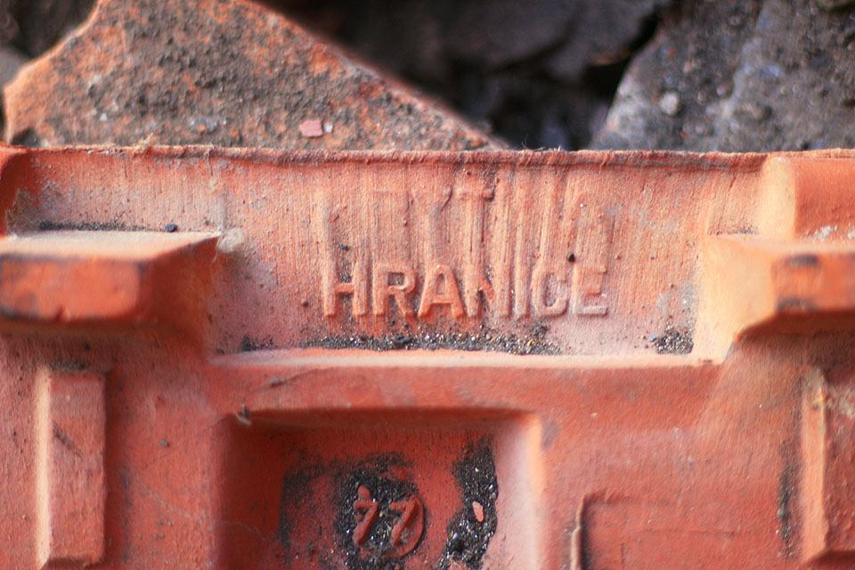 Nápis se v hranické cihleně poněkud rozmazal, přesto je pro identifikaci výrobce více než dostatečný.