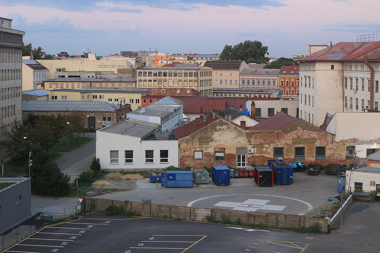 Výhledy do dvorků na Starém Brně jsou po západu slunce srdceryvné. Kdysi nekonečný labyrint továrních dvorů propletený uličkami s pavlačovými domy, se postupně mění na jednolitou asfaltovou plochu parkovišť.