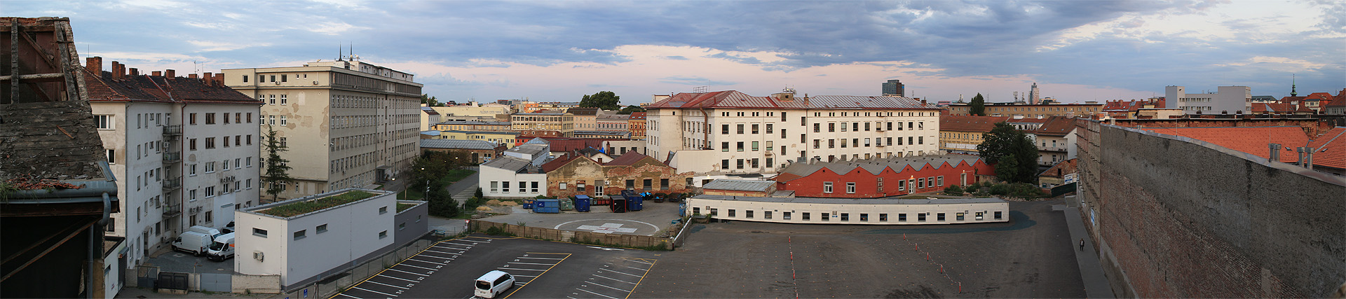 Jedno z nejzajímavějších území v Brně, osídlené již před vznikem samotného města, dnes strádá. Přestože tudy má vést v blízké budoucnosti nová městská třída, mají ještě tovární dvorky, co nabídnout.