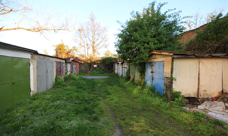 Úplně vzadu, tam kde již dvorek kradmě pokukuje po kolejiši <a href=/Tema/Brno%20hlavn%C3%AD%20n%C3%A1dra%C5%BE%C3%AD%20(%C5%BEst)>hlavního nádraží</a>, stojí hrstka starých garáží. Tak nějak si představujeme místo za Šmejkalovou ohradou.