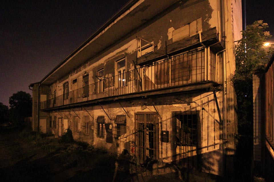 Když za večera v dusných města zdích kol čela starostí se věsí příze tu jak ve Svatopluka Čecha staré knize se vydáváme do míst tajemných…