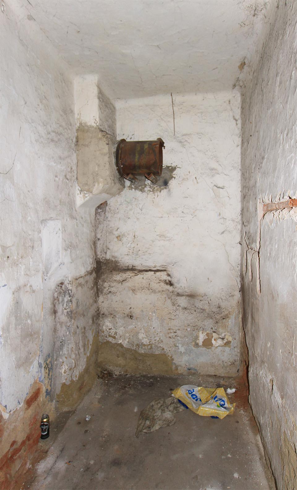 Uzoučká chodba končí robustní komínovou rourou. Jaká to kamna zde musela kdys hučeti!