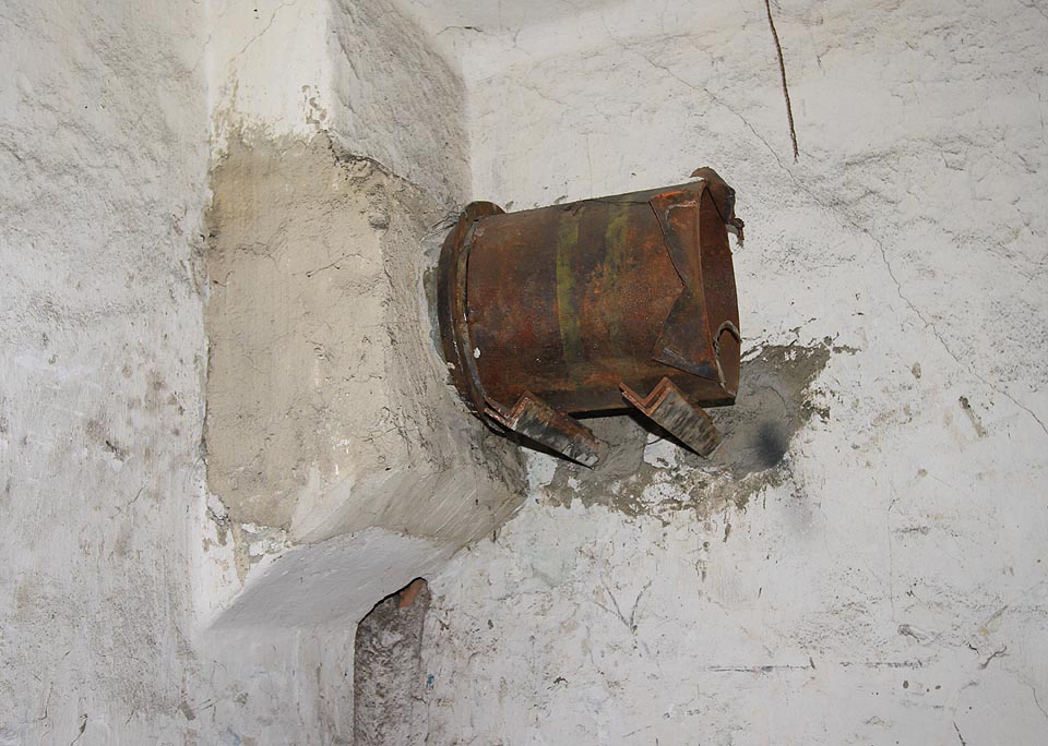 Záhadné ústí do komína zůstává nerozřešeno.