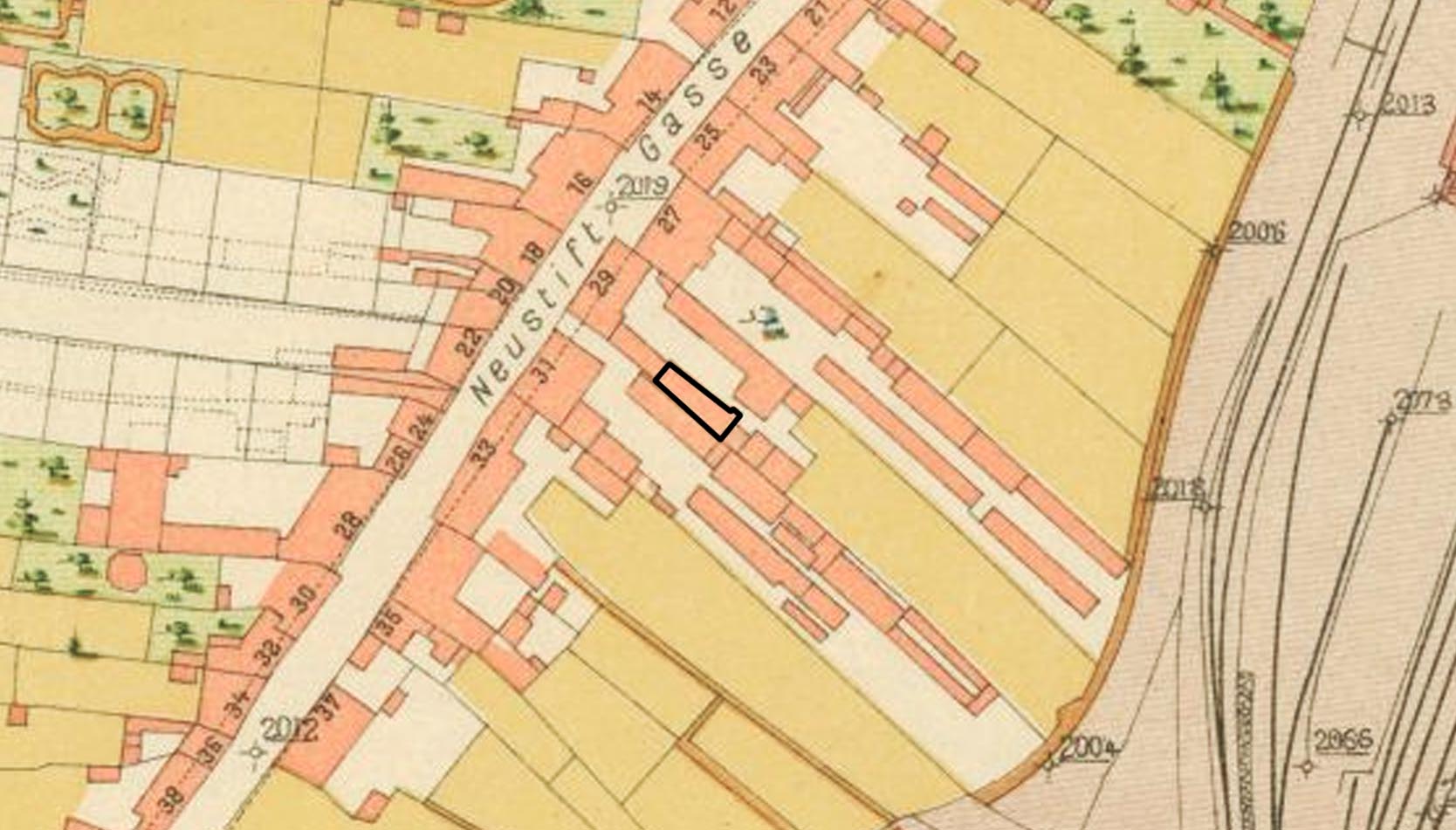 Na mapě z roku 1906 je dobře vidět, že šíře ulice Neustift Gasse (dnešní Nové sady) byla asi třetinová oproti současné. Ulice tak od západní uliční čáry (která je zachována dodnes) dosahovala přibližně jen na konec současného chodníku s trávníkem. Díky tomu bylo na protější straně dost místa pro původní honosnější dům č. 29 a další dvorní přístavbu.