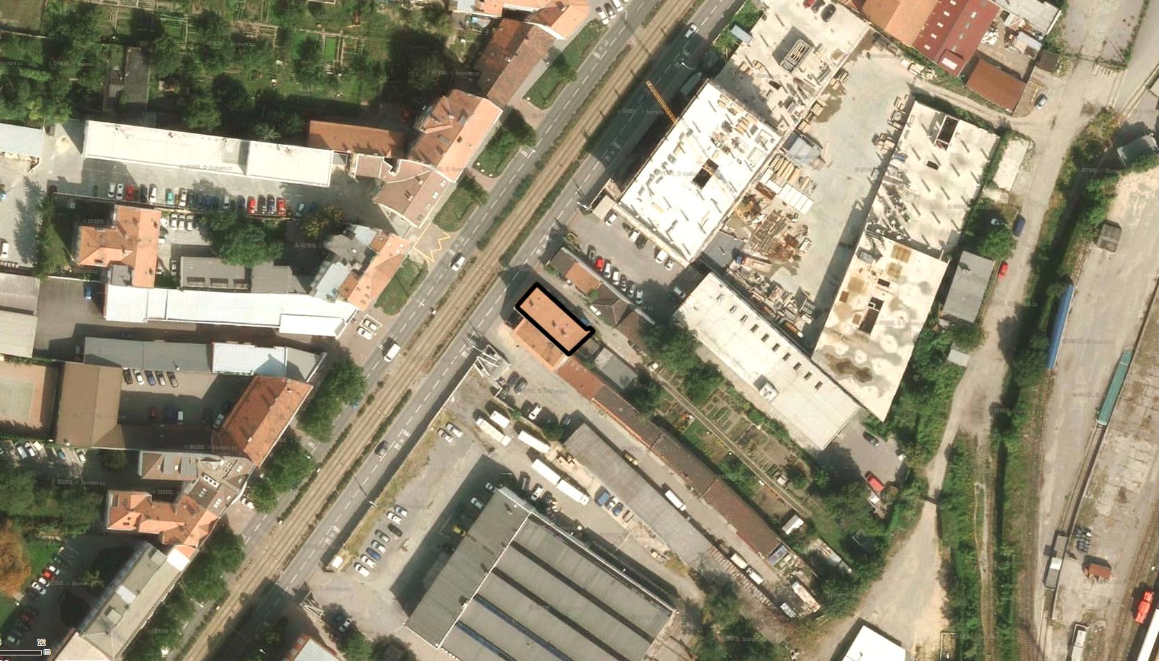 Na leteckém snímku z roku 2012 je dobře vidět, že západní strana ulice zůstala víceméně v původním stavu a beze změn je i většina kolejiště na opačné straně snímku. Tam, kde stála východní řada domů ulice Nové sady však dnes projíždí po nové rychlodráze tramvaje a původními dvory těchto domů uhání auta směrem k <a href=/Tema/Brno%20hlavn%C3%AD%20n%C3%A1dra%C5%BE%C3%AD%20(%C5%BEst)>hlavnímu nádraží</a>.