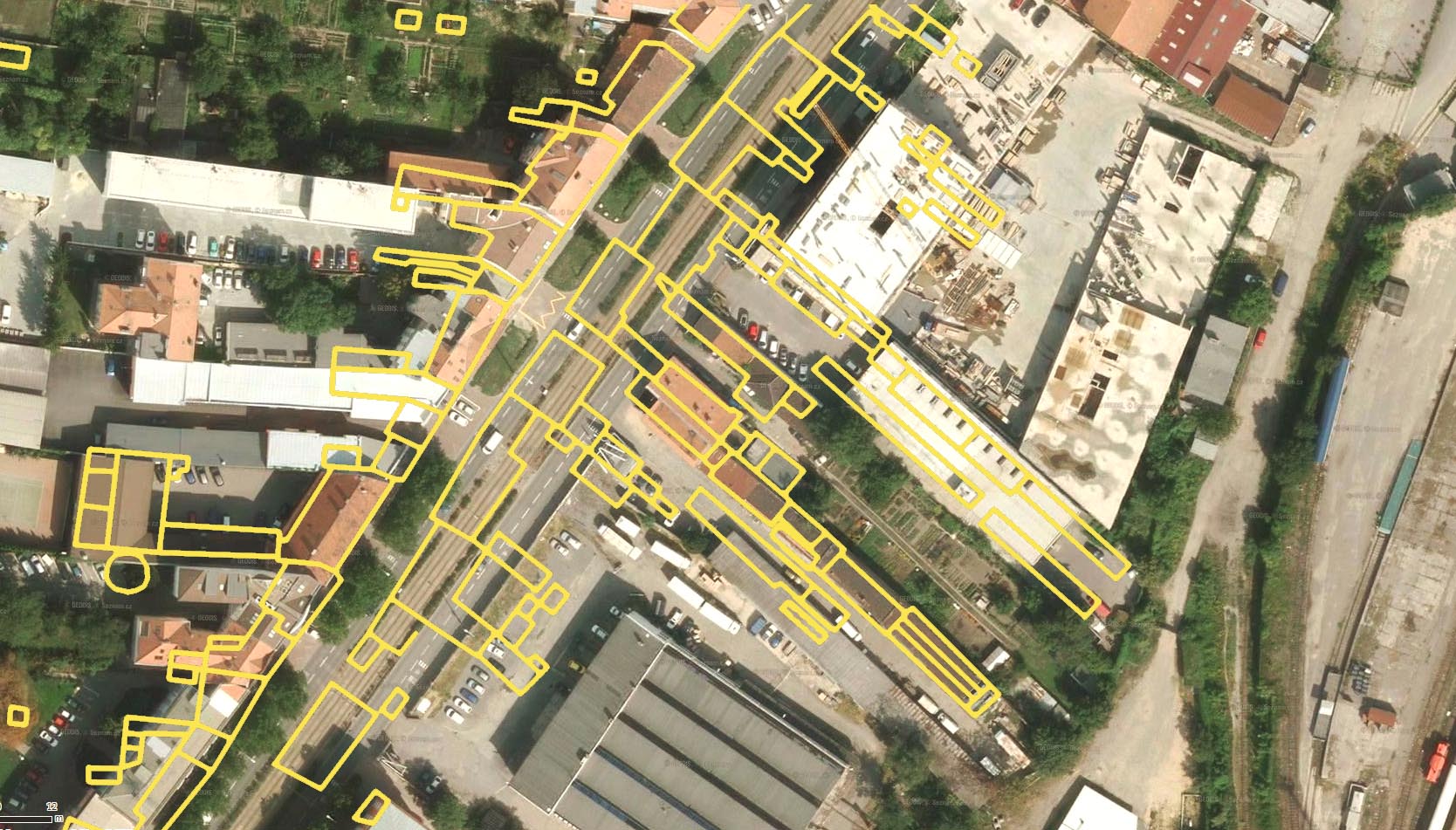 Na třetím snímku jsou do fotky z roku 2012 zakresleny hranice domů z roku 1906. Zde je jasně vidět, že původní šířka ulice Nové sady měla podstatně lidštější rozměry, dosahujíc nanejvýš k obrubníku současného chodníku podle západní strany dnešní třídy. Dopravní požadavky si vyžádaly své a tak Brno přišlo o polovinu hezké předměstské ulice - stejně jako přichází i dnes každým dnem o další a další specificky brněnská zákoutí nahrazovaná sterilní univerzální světovýstavbou.