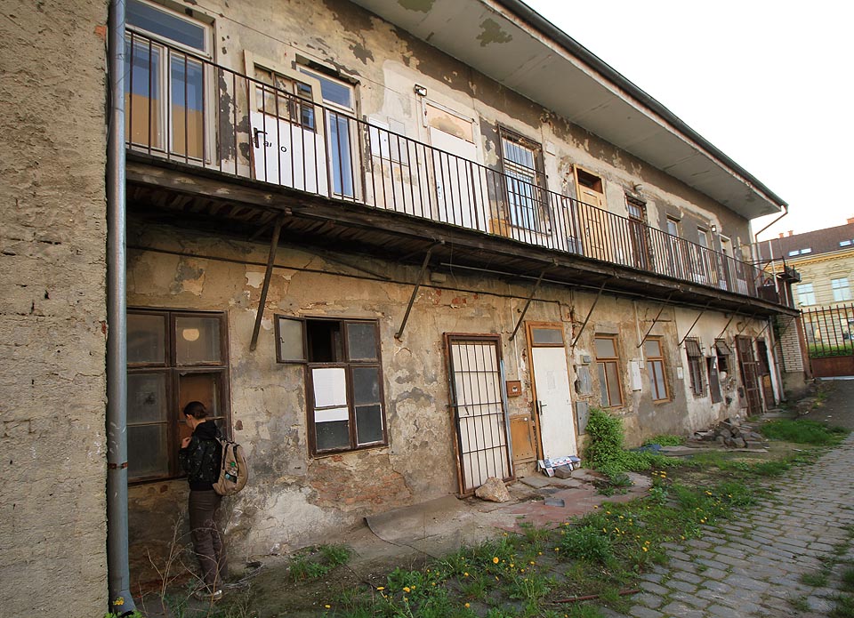 Poté, co dům opustili poslední obyvatelé, stává se útočištěm nejrůznějších existencí.