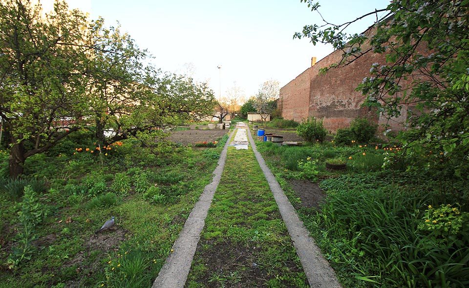 Zatím lze zavítat na exurzi do vzorně vedených zahrádek. Plot je stržen a průchod do protáhlého dvora dnes již neohraničuje vůbec nic.