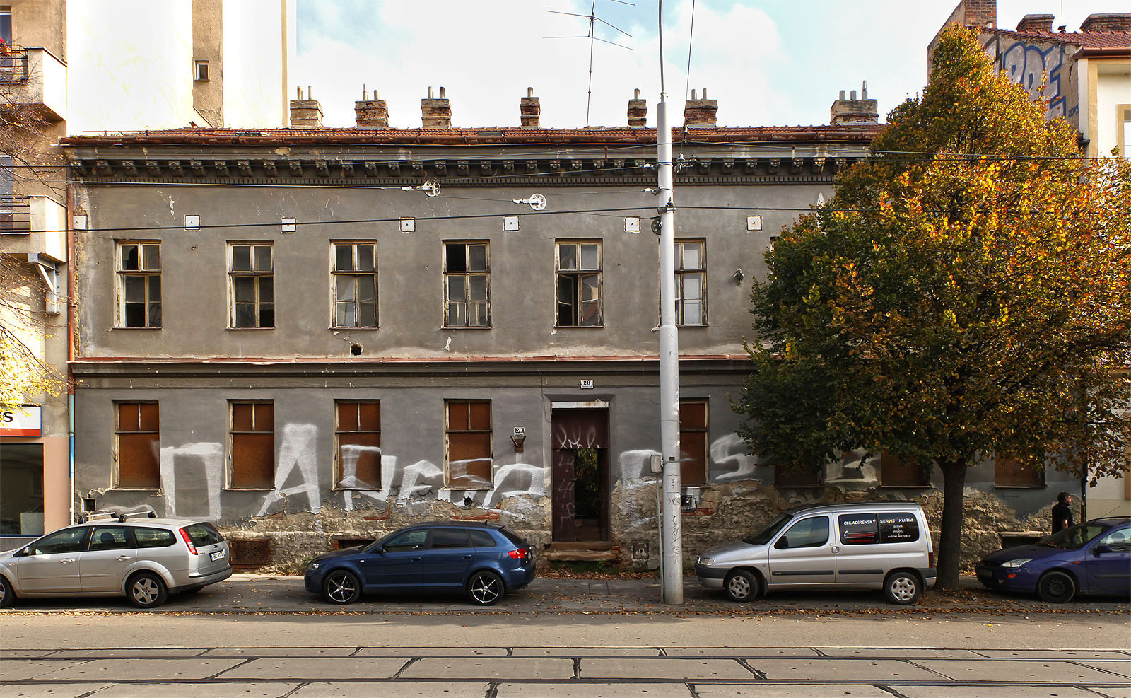 Z ulice není dvojposchoďový dům, věčně skrytý za stromem a zaparkovanými auty, příliš nápadný ani svojí zanedbaností. Kolemjdoucí ale zaujme třeba řada ocelových zpevňujících kotev pod střešní římsou.