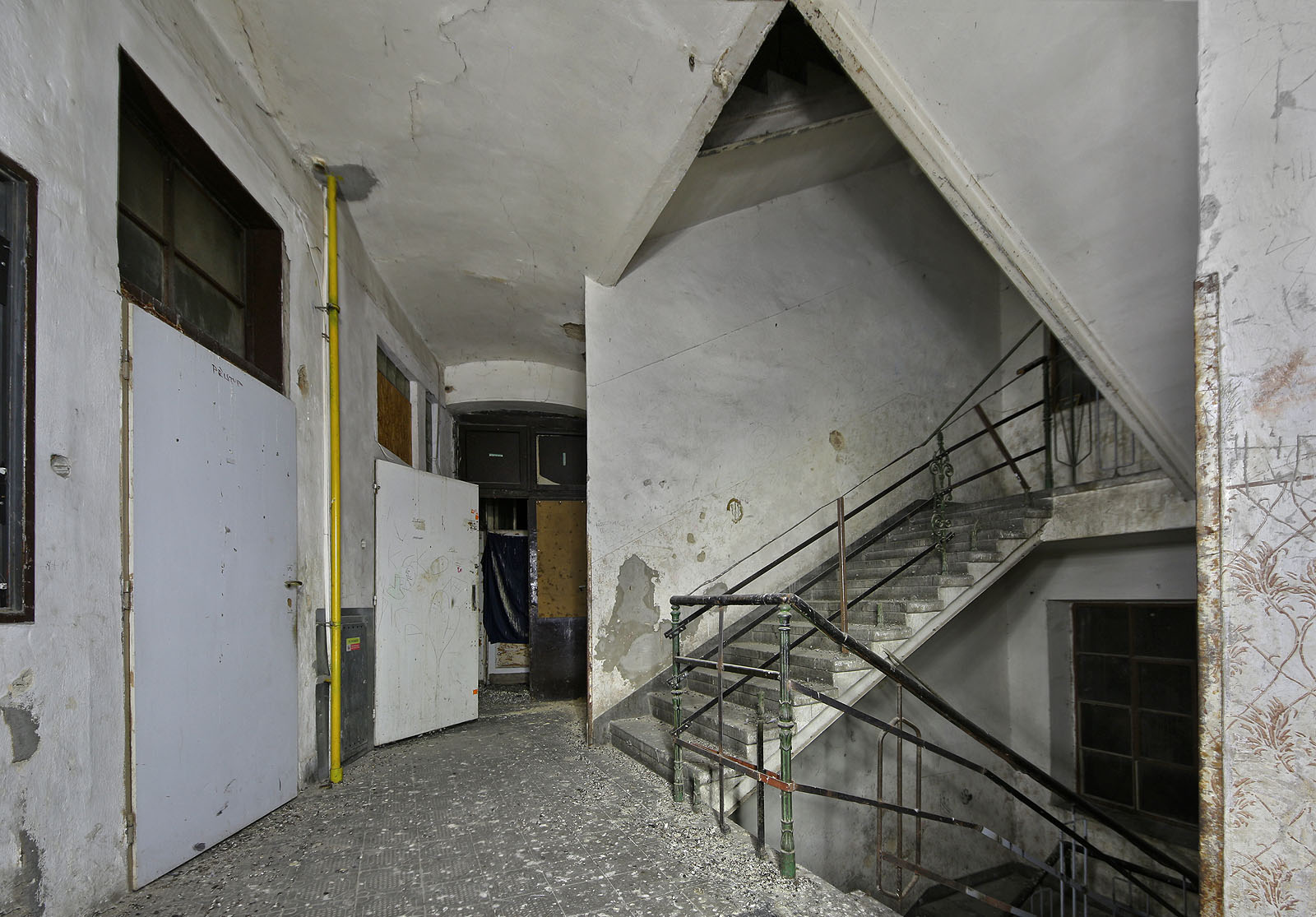 Okrasné litinové zábradlí na schodišti už holubi rozkradli a odevzdali do sběrny, proto nechalo město jako majitel budovy navařit na trosky původního zábradlí alespoň ocelovou pásovinu. Ta holubům nechutná.