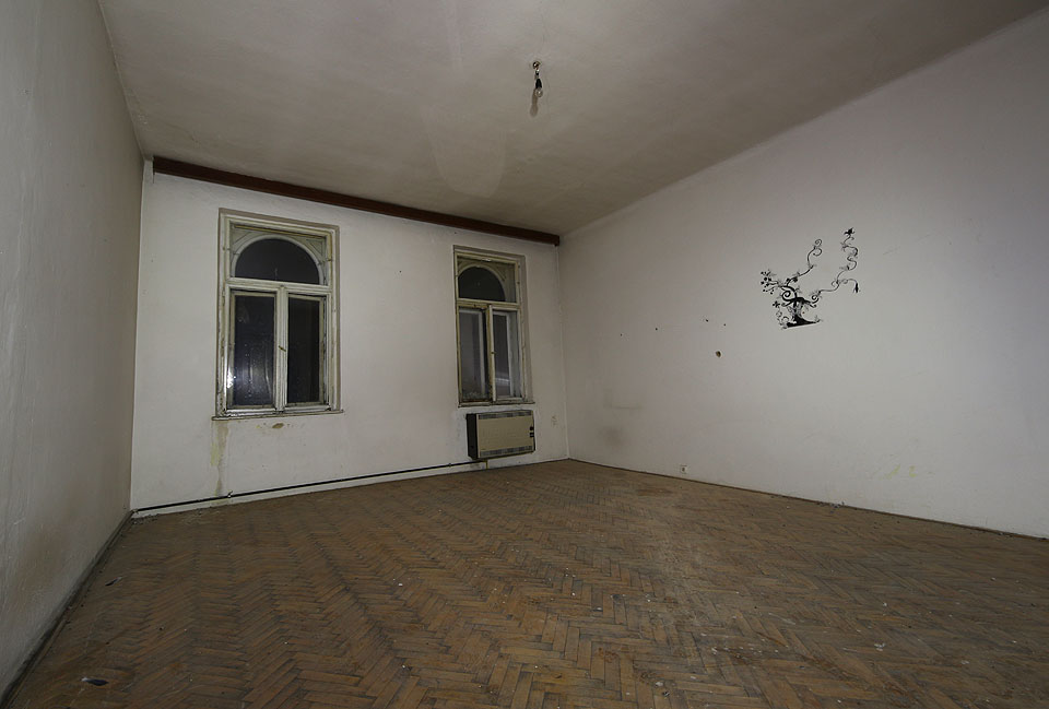 Některé místnosti (zejména tam, kam dosud nevlétli holubi), jsou obyvatelné téměř okamžitě. Nejpozději až zaschne barva na stěnách.