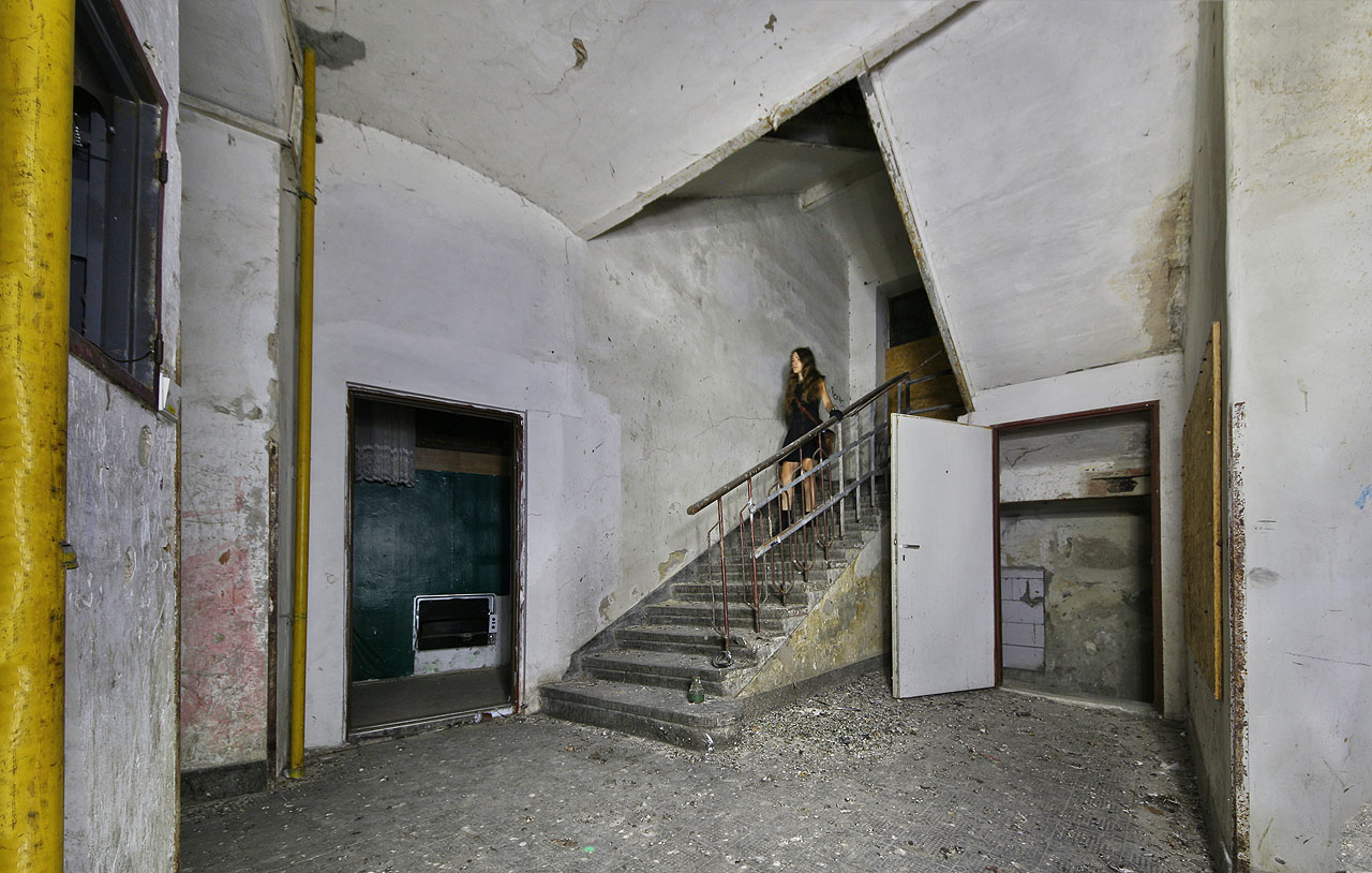 Nuže sestupme opatrně do přízemí, které je důkladně zajištěné proti vniknutí deskami ve všech dveřích a oknech. Tady se zastavil čas.