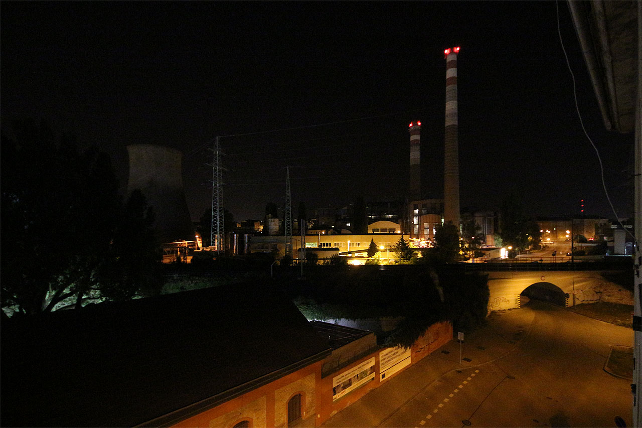 Prohlídku započneme stejně jako jediní současní obyvatelé domu - holubi. Přistaneme proto na římse v nejvyšším patře, odkud je krásný rozhled na <a href="/Tema/Teplárna Špitálka v Brně">teplárnu</a> za drahou.