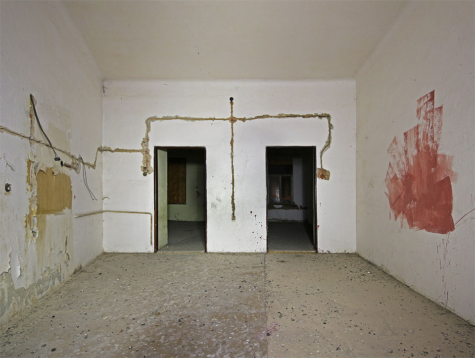 Byty v domě měly podivnou dispozici. Nepravidelný tvar nárožní budovy vedl stavitele i obyvatele k vytváření různých neobvyklých formací. Byty se dělily i spojovaly po dobu více než sto let.