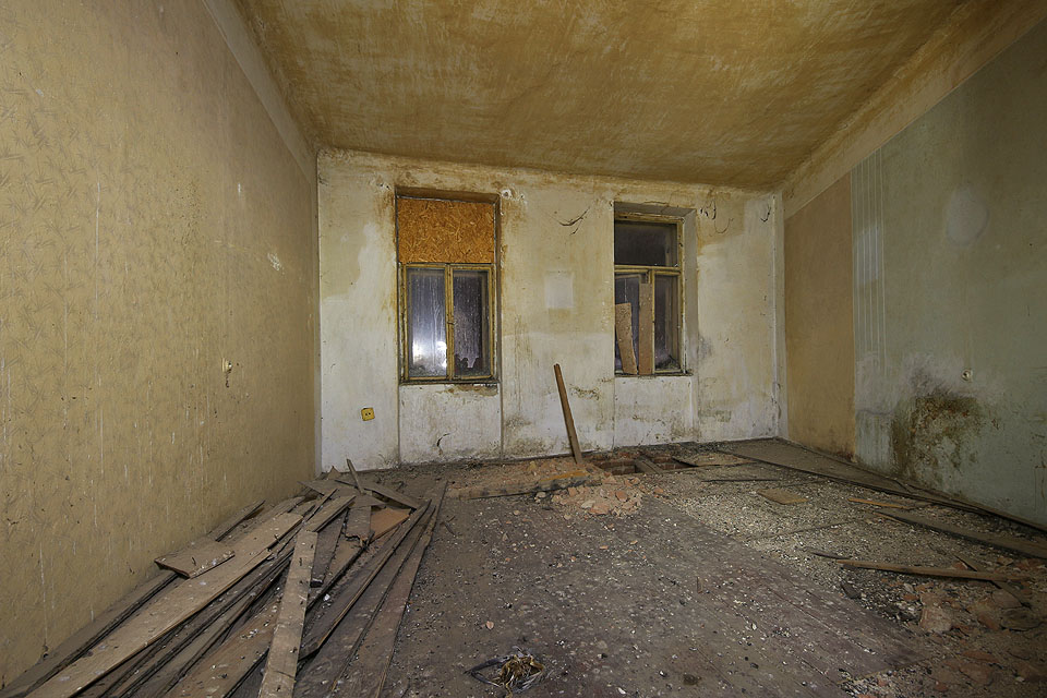 Většina bytů v domě byla žalostně malá. Dvě okna do ulice ze stejné místnosti byla již značkou luxusu (v popředí kostra holuba).