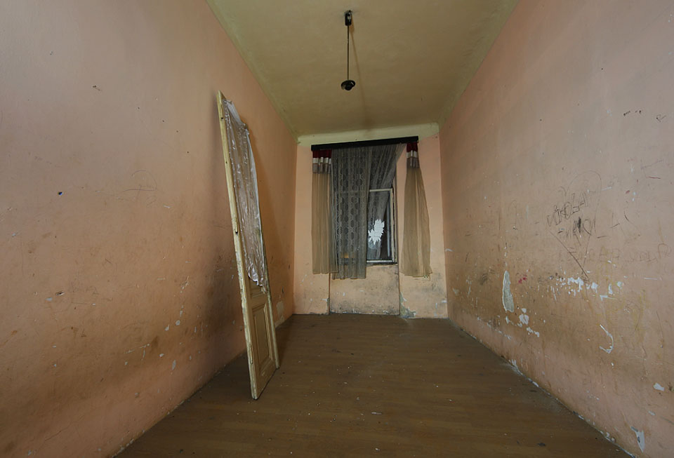 Většina pokojů byla skutečně stísněná. Při představě, že zde běžně žily mnohačlenné dělnické rodiny lépe pochopíme proč se tolik dětí toulalo po okolních ulicích.