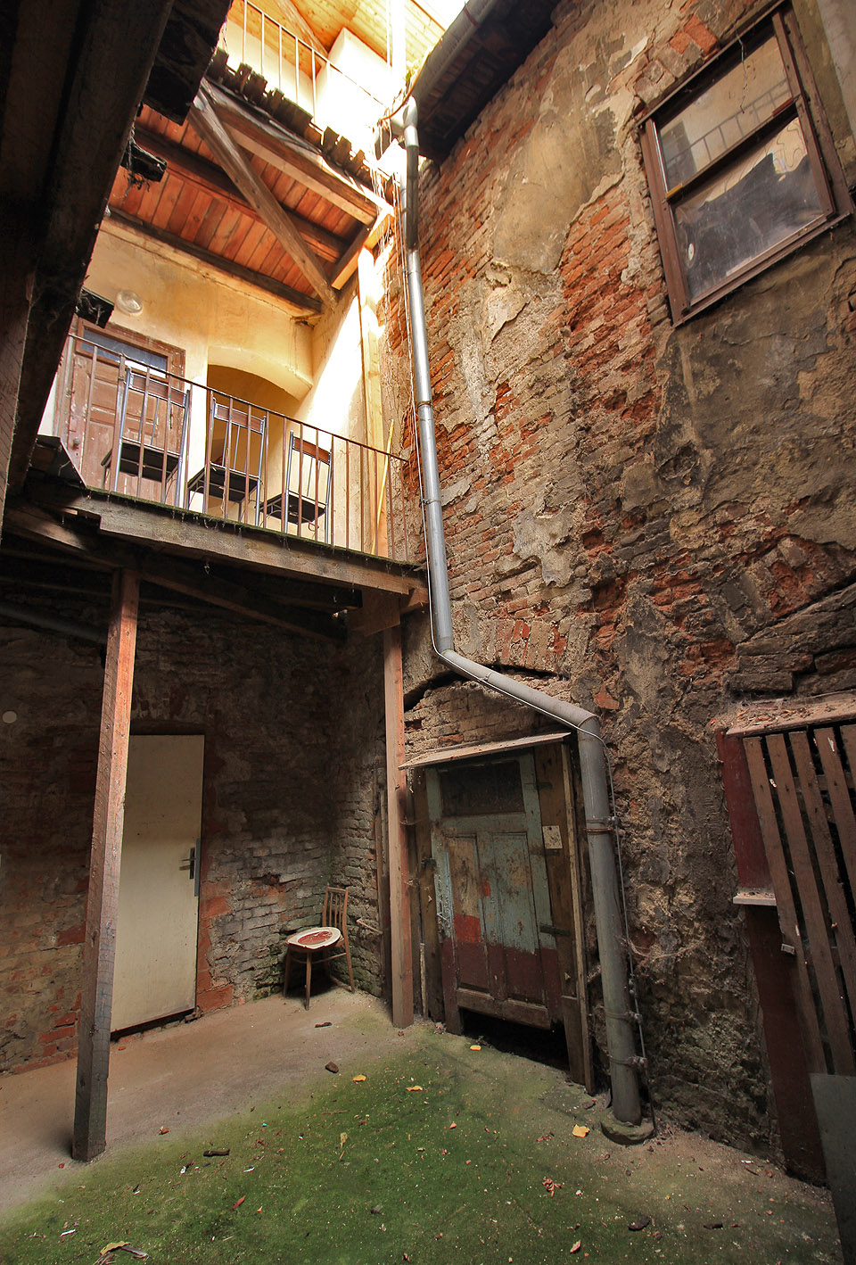 Dolů paprsky slunce nedopadají snad ani v nejparnějších dnech. Mech se tak klidně může rozrůstat po zdivu i podlaze bez obav ze sežehnutí prudkým světlem.