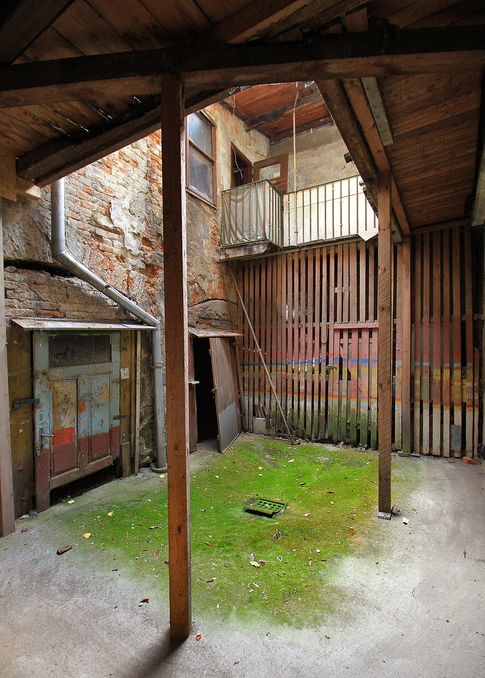 Klenuté vstupy do sklepů jsou tak nízké, že obyvatelé museli uříznout třetinu dveří, aby je mohli vsadit do otvoru ve zdi.