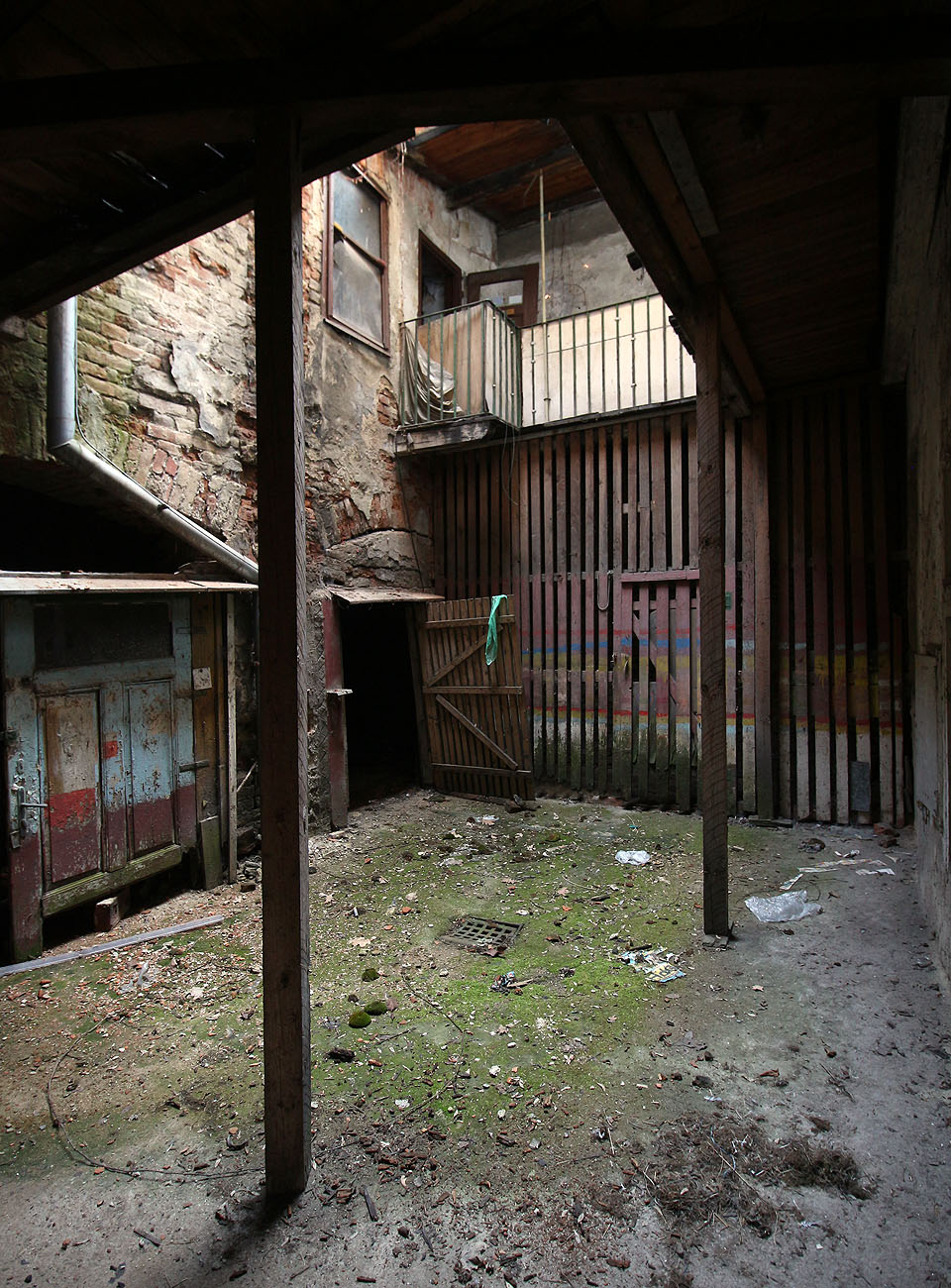 V šedivých a deštivých dnech nabízí dvůr takřka dokonalý obraz zmaru starých budov. Nedobrý osud všech generací místních obyvatel jako by palčivě křičel ze zpuchřelé omítky a z vyvrácených veřejí.