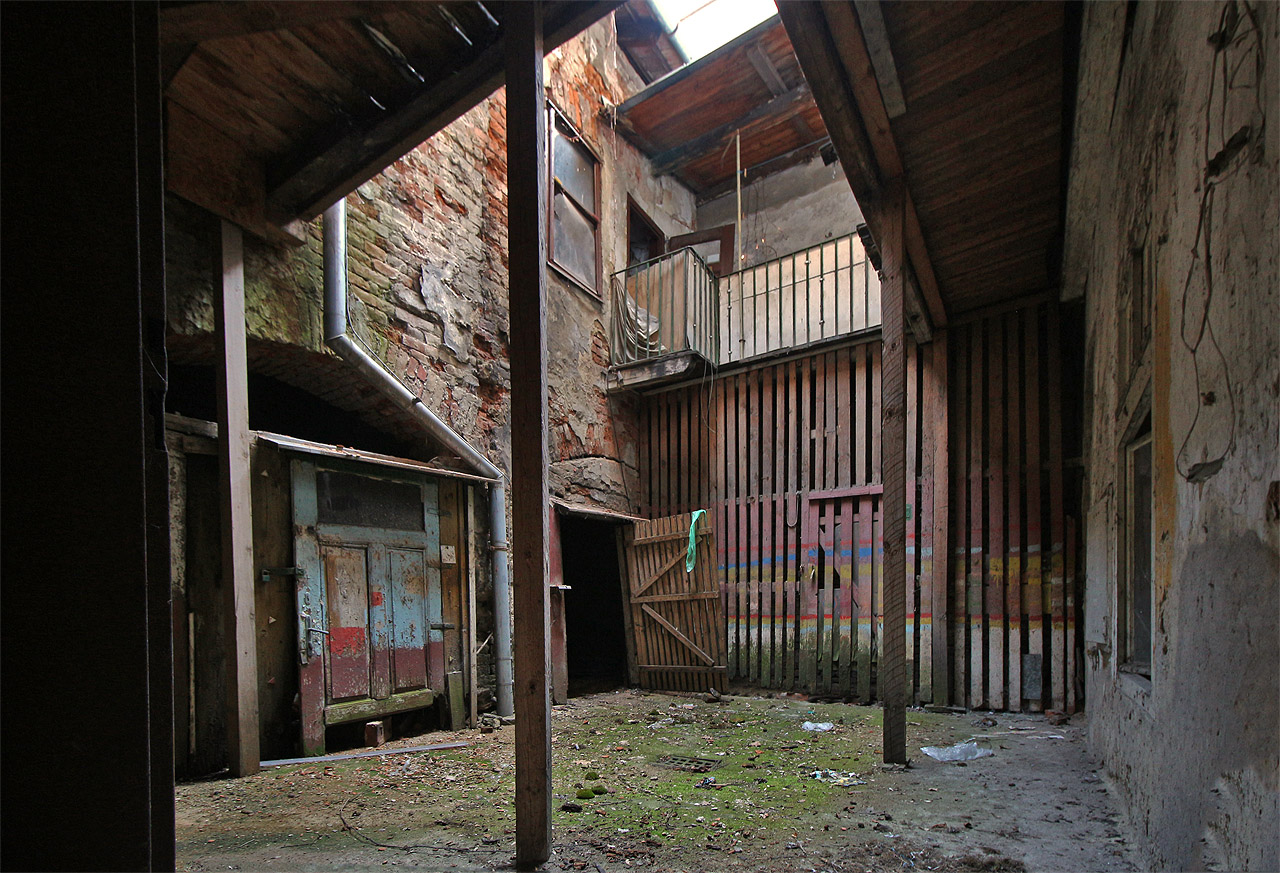 Dokážeme si tu představit, že dům byl malým světem uzavřeným do sebe sama. Stinným, neradostným a přesto jaksi temně působivým. Jak jen umí být místa, kde na povrch vyhřezává <a href="/Tema/Druhé Brno">Druhé Brno</a>.