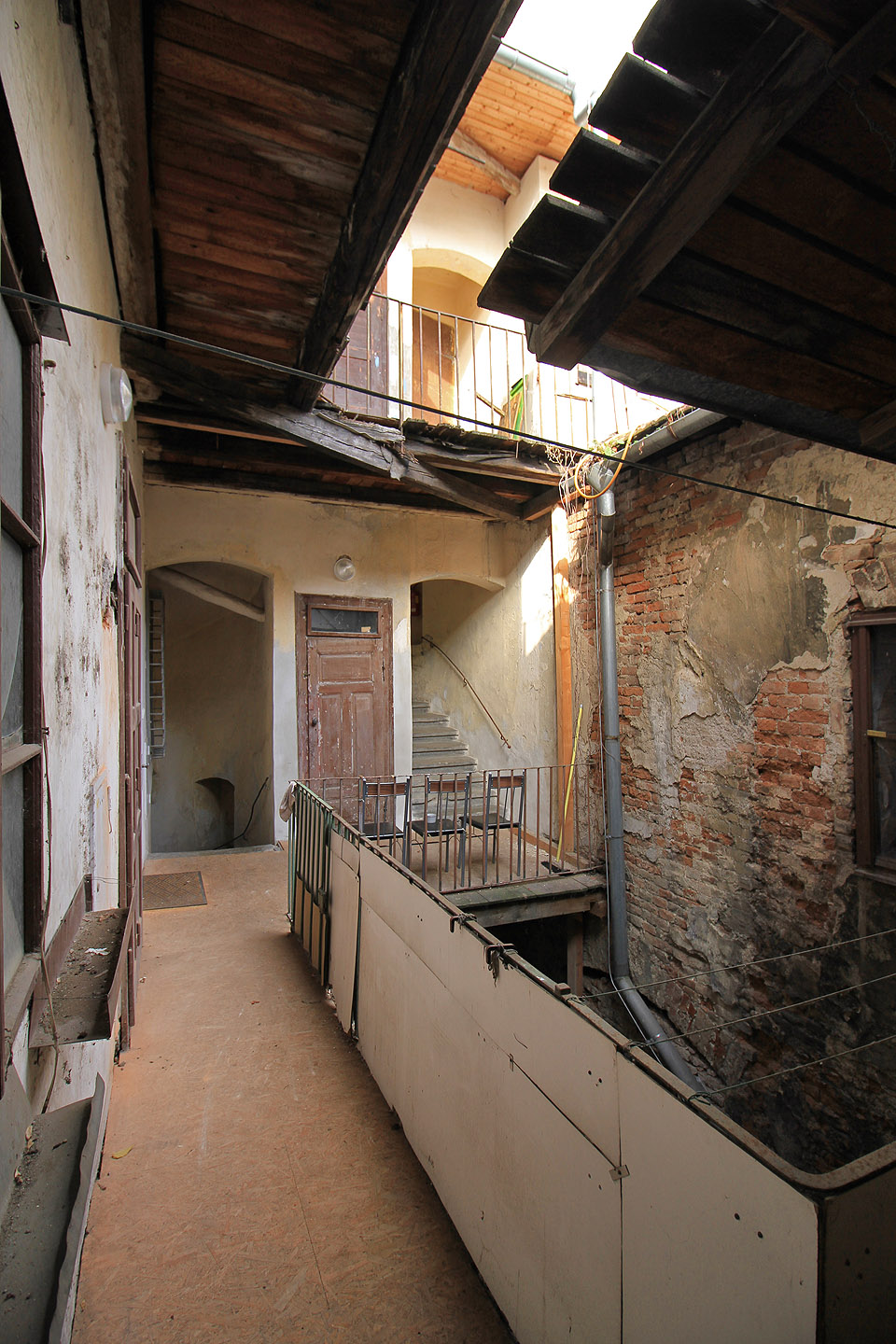 Kupodivu ani odfláknutá rekonstrukce pavlačí pobitých deskami ze dřevoštípky neubrala domu na jeho pitoreskní romantičnosti.