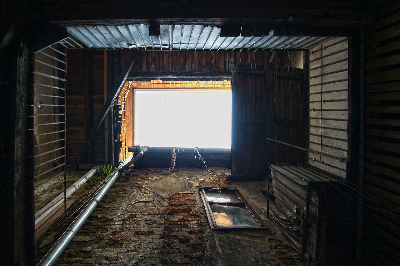 Osamělec si na temném prvním dvorku nemůže nepřipadat jako vězeň an dně propasti, jež je mu chladným a vlhkým žalářem.