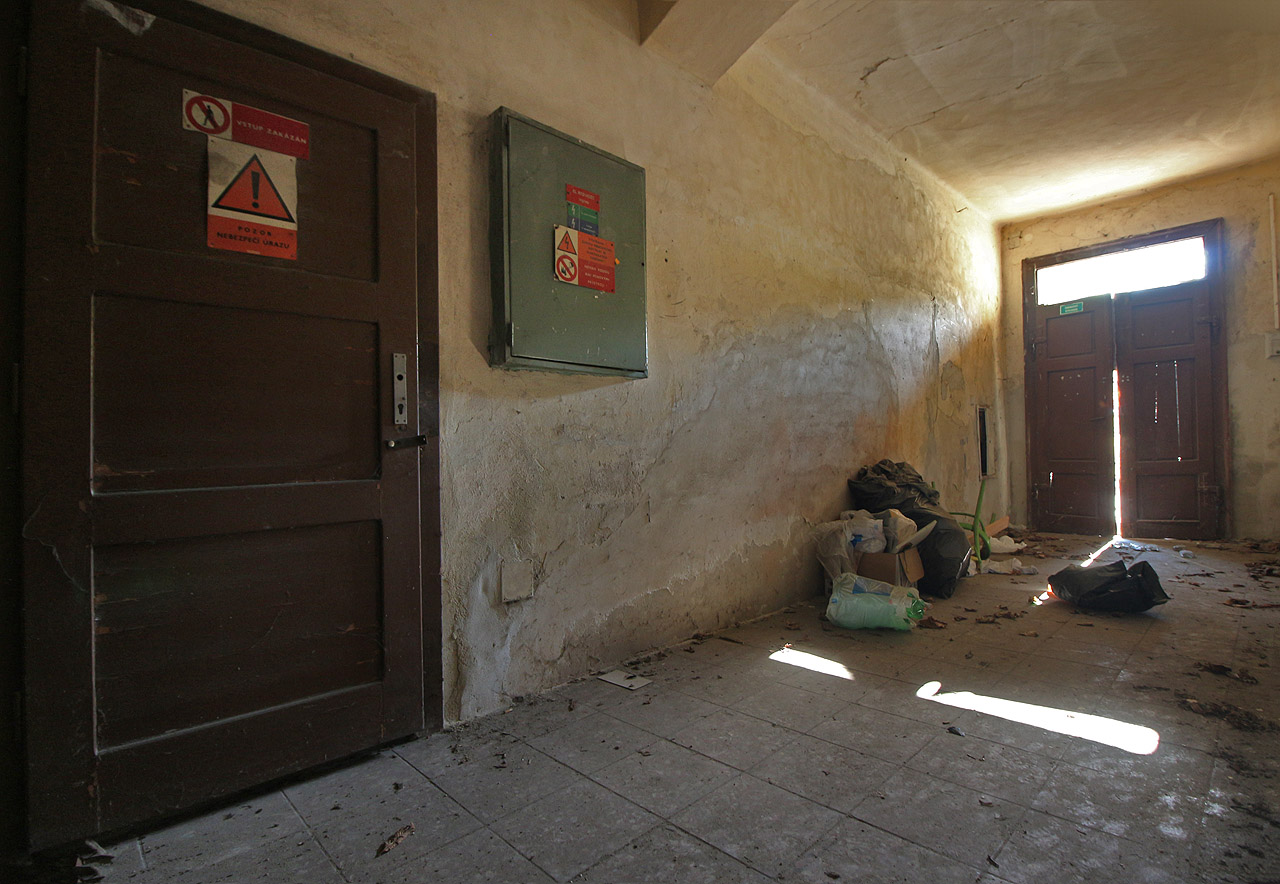 Hlavní průchod či s jistou dávkou velkorystosti průjezd se vchodem do zrušené zámečnické dílny.