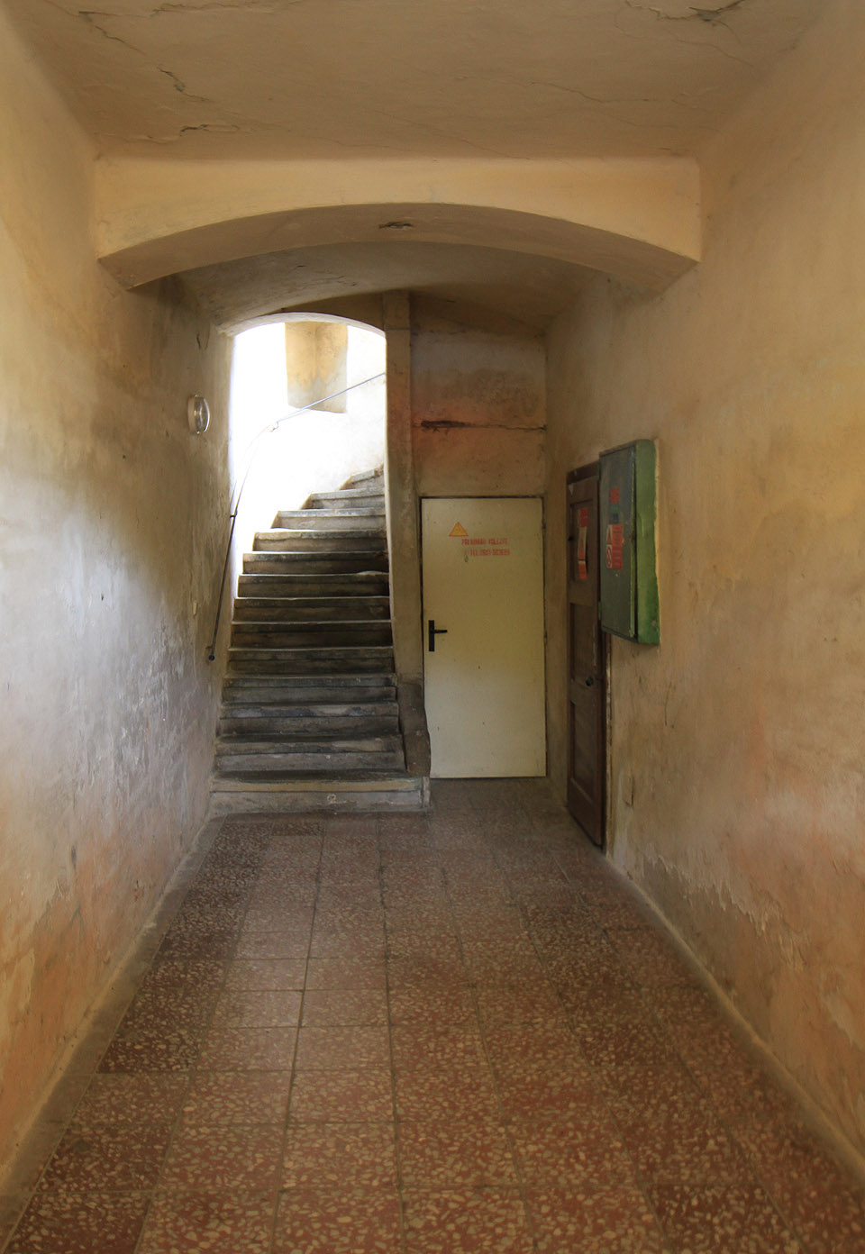 Kamenné schodiště stoupá vzhůru jako popínavá rostlina, která se ze skalní prolákliny dychtivě plazí za světlem.