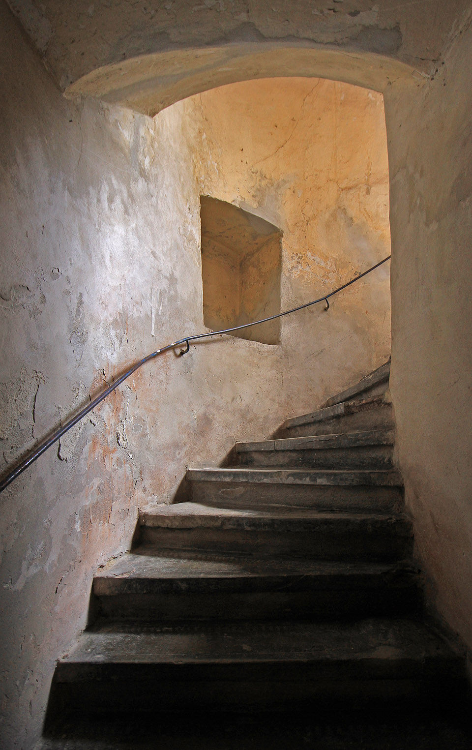 Nikdo už se nedopočítá těch miliónů kroků, jež zde našlapaly nohy nuzných obyvatel dělnického domu.