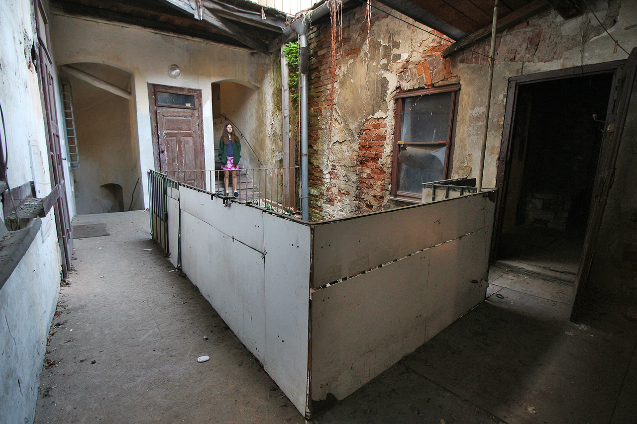 Po svém opuštění se dům stal místem, které si bere příroda v podobě šlahounů popínavých rostlin. Postupně to tu zaroste celé jako zámek usnulé princezny.