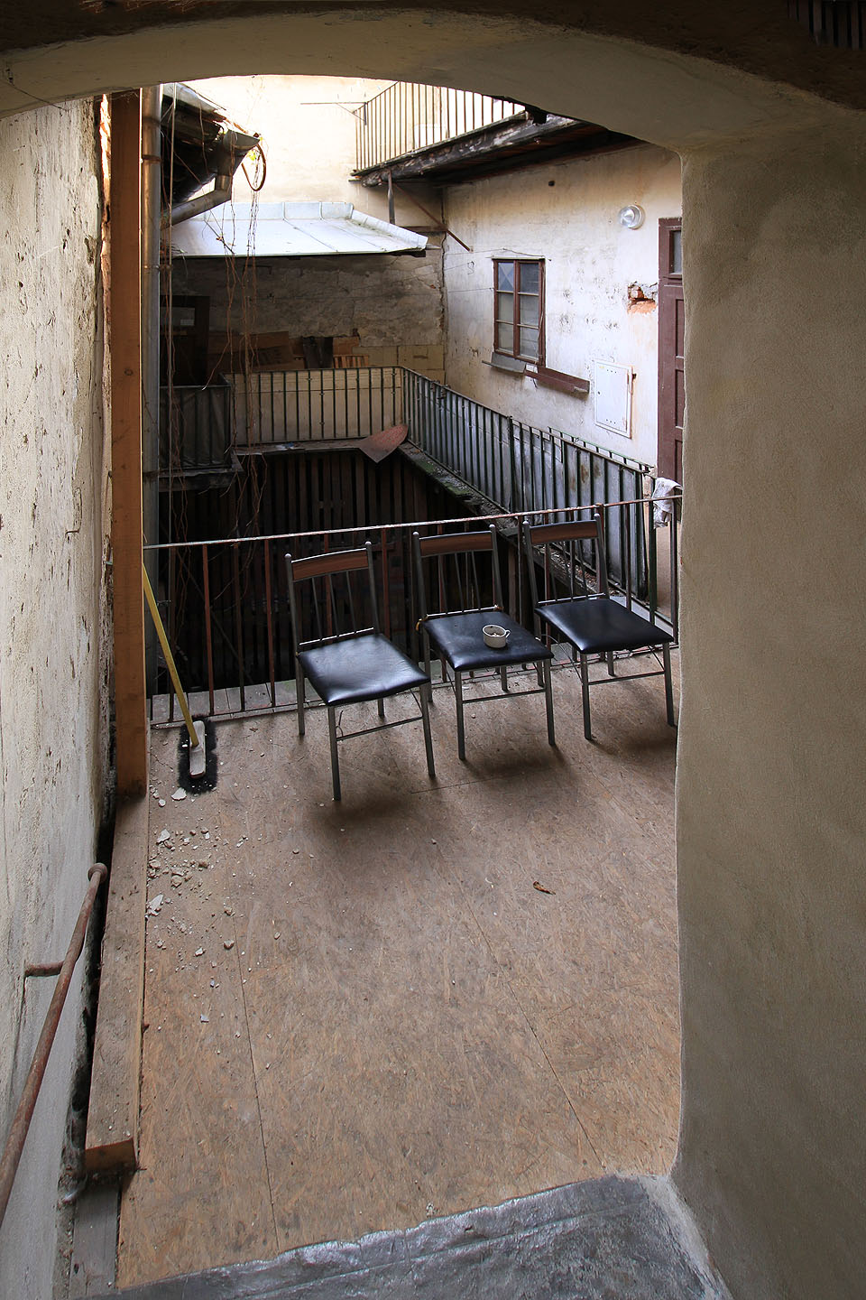 Zatíši se třemi židlemi.