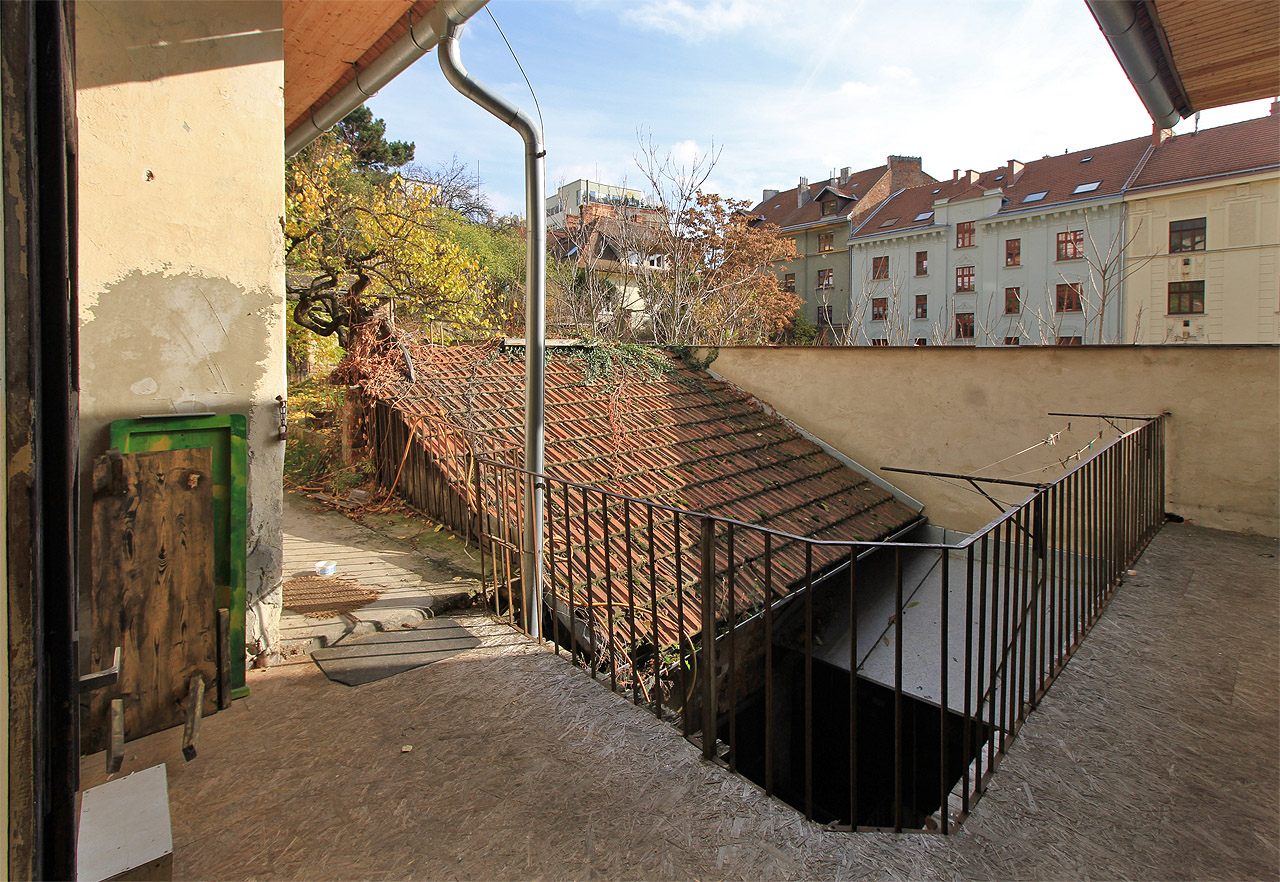 Z nejvyšší pavlače je přece jenom vidět na okolí domu. Zejména na Sladovou ulici, která se po úbočí Špilberku plazí po staletí.