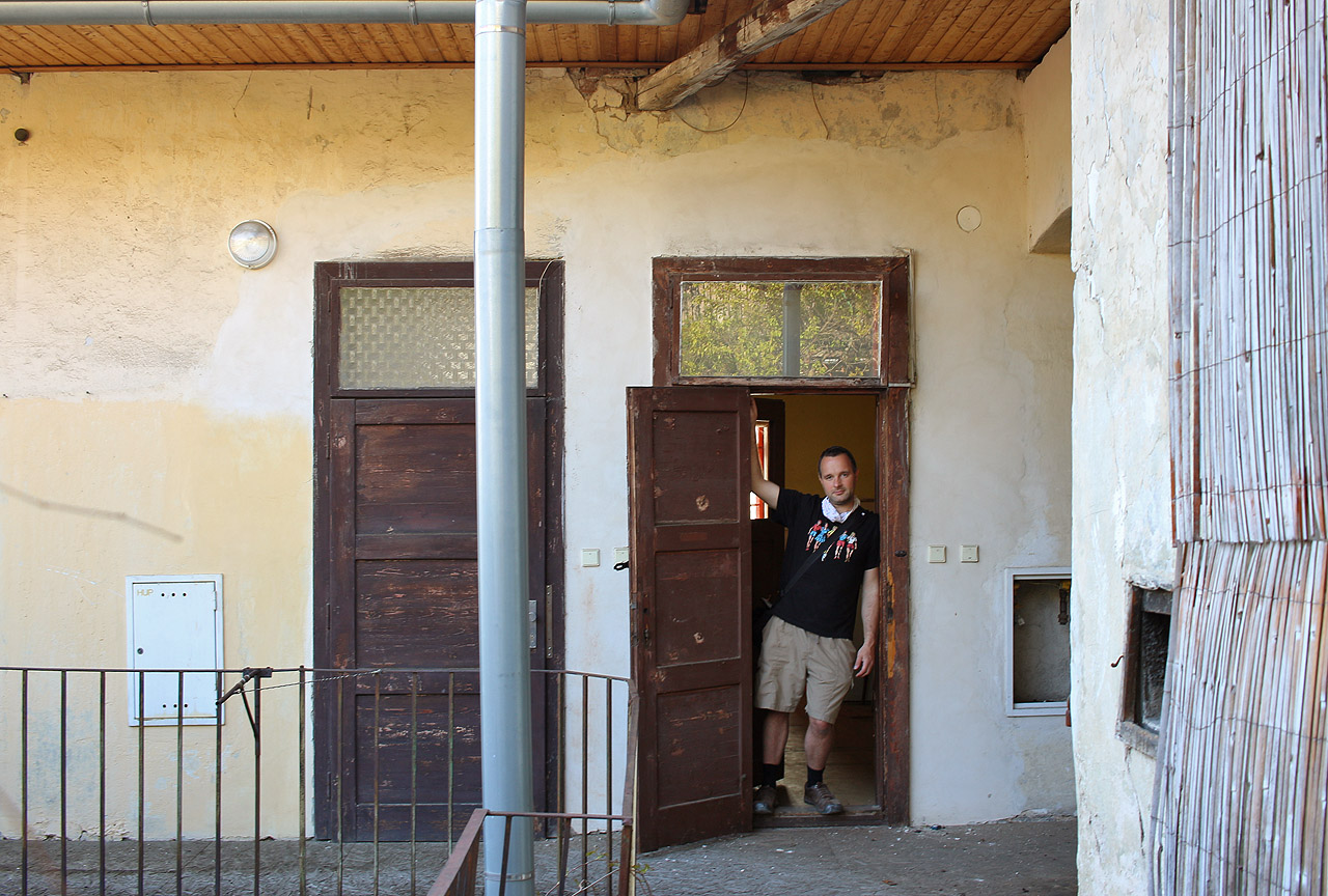 Autor článku s pěti slečnami ve dveřích jednoho z opuštěných bytů.