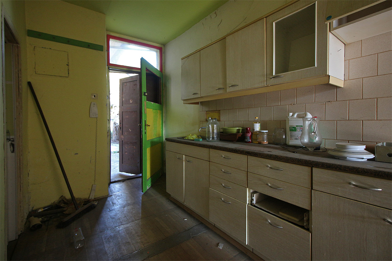 Račte vstoupit do kuchyně podobné spíše neprostorné předsíni.