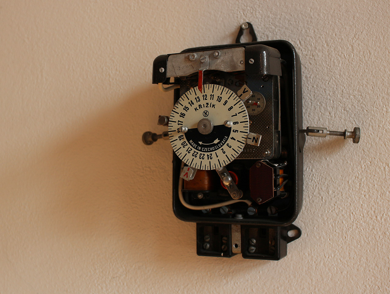 Snad nějaký milovník industriálna pověsil na stěnu elektroměr československé provenience a značky Křižík.