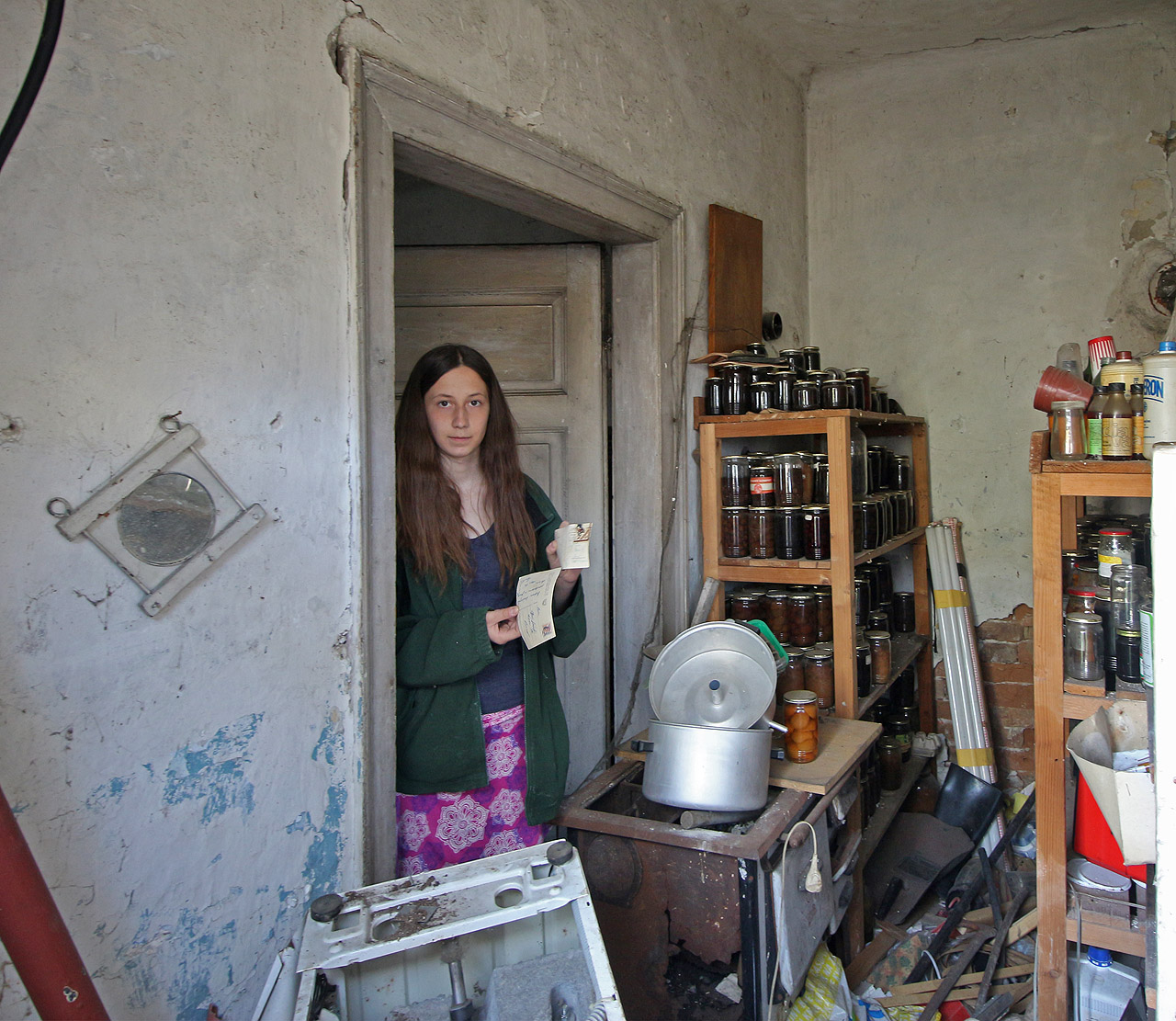 Přístavek sloužil jako skladiště a spižírna. Nelze však vyloučit, že v minulosti se i v něm bydlelo jako v bytě.